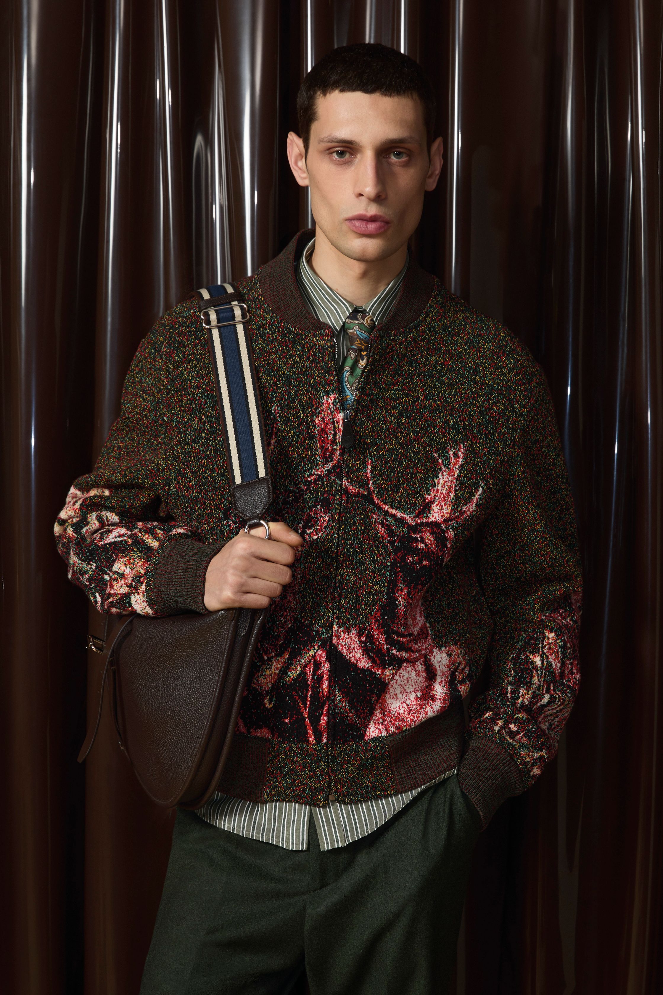 Etro 2026秋冬延续品牌标志性的波西米亚精神，却以更成熟、更男性化的方式呈现。提花针织、佩斯利纹样与复古皮革相互碰撞，营造出知识分子气质与旅行者浪漫并存的形象。整体色调趋向深棕、酒红与森林绿，使装饰性回归内敛，完成一次从“浪漫叙事”到“文化穿着”的进化-顽石频道趋势研究